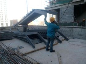 钢结构楼梯半成品构件的运输装卸及吊装