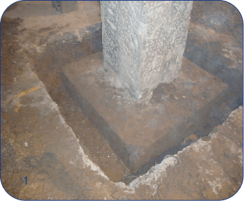 1、原结构柱截面加大，人工挖槽露出柱及基础结构，进行基础面凿毛。