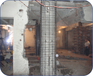 2、柱截面加大，周围墙进行凿除，保证截面加大钢筋植筋及绑扎的施工空间。