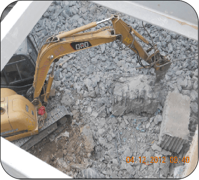 4、利用机械对水钻分割切下的大块钢筋混凝土进行破碎。