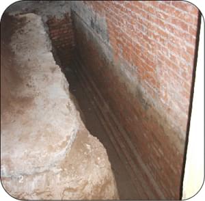 2、人工挖槽，露出原结构墙体条形基础。