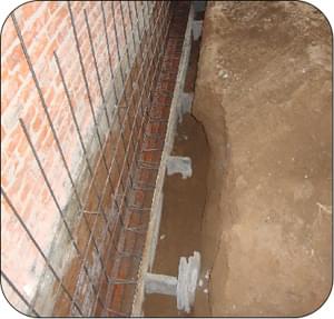 1、墙体进行喷锚加固，基础加大，墙体钢筋和基础钢筋绑扎。