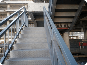 9. 钢结构楼梯扶手拼装焊接完成