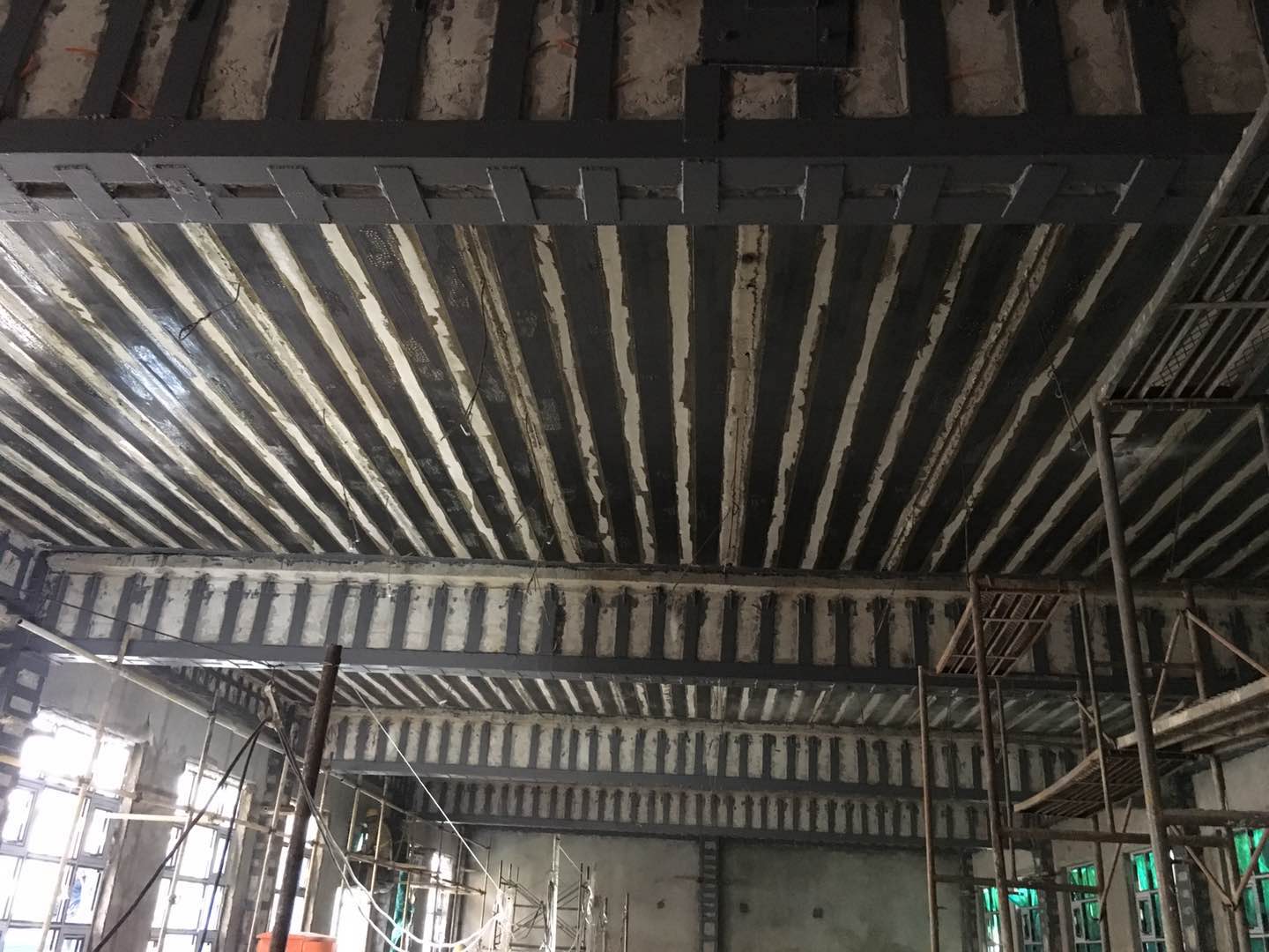隆福大厦20#楼-楼板粘贴碳纤维加固、梁柱包钢加固